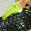 Mini USB vysavač na klávesnici a notebook