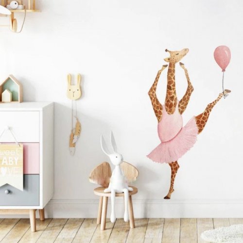 Roztomilá nálepka na zeď do dětského pokoje žirafa baletka