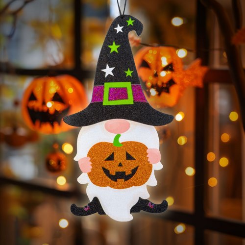 Halloweenská dekorace - skřítek - závěsná - pěna - 44 x 26 cm