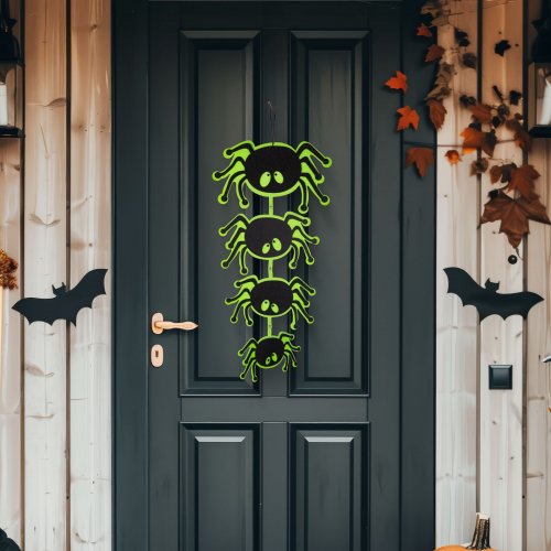 Halloweenská dekorace – pavouk – závěsná – filc – 63 x 32 cm