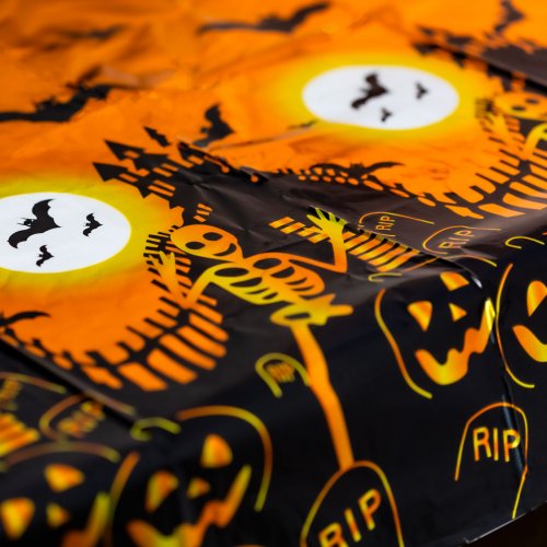 Halloweenový ubrus – hliníkový efekt – 137 x 183 cm – náhrobní kámen