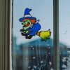 Halloweenská dekorace na okno – barevná čarodějnice