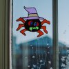 Halloweenská dekorace na okno – barevný, třpytivý pavouk
