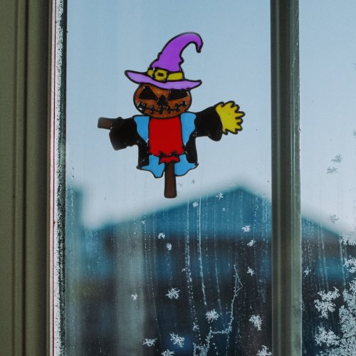 Halloweenská dekorace na okno – strašák