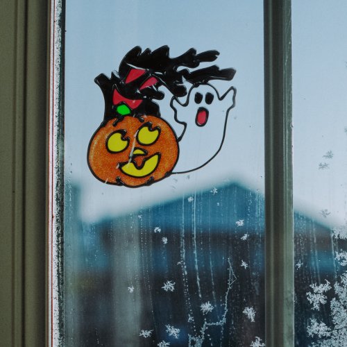 Halloweenská dekorace na okno – dýně a duch