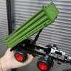 Realistický traktor s přívěsem 42 cm