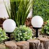 Solární lampa s kulovým krytem