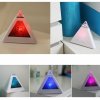 Budík, digitální, stolní hodiny (měnící se barvy, ve tvaru pyramidy)