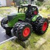 Osmikolový hračkářský traktor