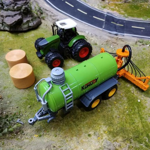 Postřikovací nádržový vozík k hračkářskému traktoru