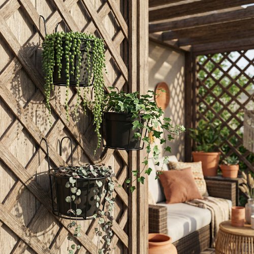 Kovový koš k zavěšení na balkonové zábradlí – pro upevnění květináčů – 18 cm – černý