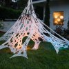 Halloween dekorace – pavučinový závoj + 6 ks zapichovacích kolíků – 1 x 2 m – bílá