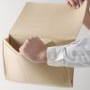 Závěsný organizér z látky s kapsami na postel vedle manželské postele