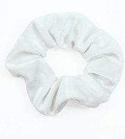 Sametová gumička na vlasy Bílá