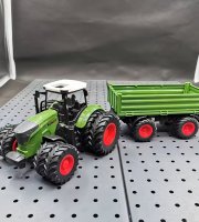 Realistický traktor s přívěsem 42 cm