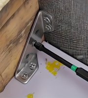 Sada silných rohových výztuh z nerezavějící oceli