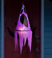 Halloweenská světelná dekorace – duch – fialová – 10 barevných LED – závěsná – 2 x 2032 – 75x20