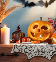 Halloweenová dekorace – pavučinová podložka – stříbrná – Ø37 cm – plast