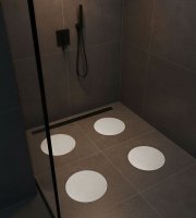 Samolepicí protiskluzová podložka – bílá – 19 cm – 4 ks / balení