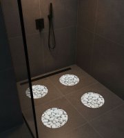 Samolepicí protiskluzová podložka – kamenný vzor – 19 cm – 4 ks / balení