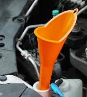 Dlouhý trychtýř na plnění oleje do auta