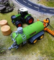 Postřikovací nádržový vozík k hračkářskému traktoru