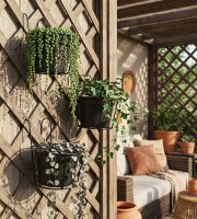 Kovový koš k zavěšení na balkonové zábradlí – pro upevnění květináčů – 18 cm – černý