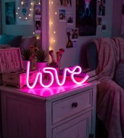 Neonová LED lampa – růžová „Love“ – 3 x AA + USB – 34 x 1,6 x 12,5 cm