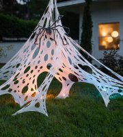 Halloween dekorace – pavučinový závoj + 6 ks zapichovacích kolíků – 1 x 2 m – bílá