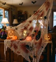 Halloweenská textilní dekorace – červená/bílá textilie – 91 x 76 cm